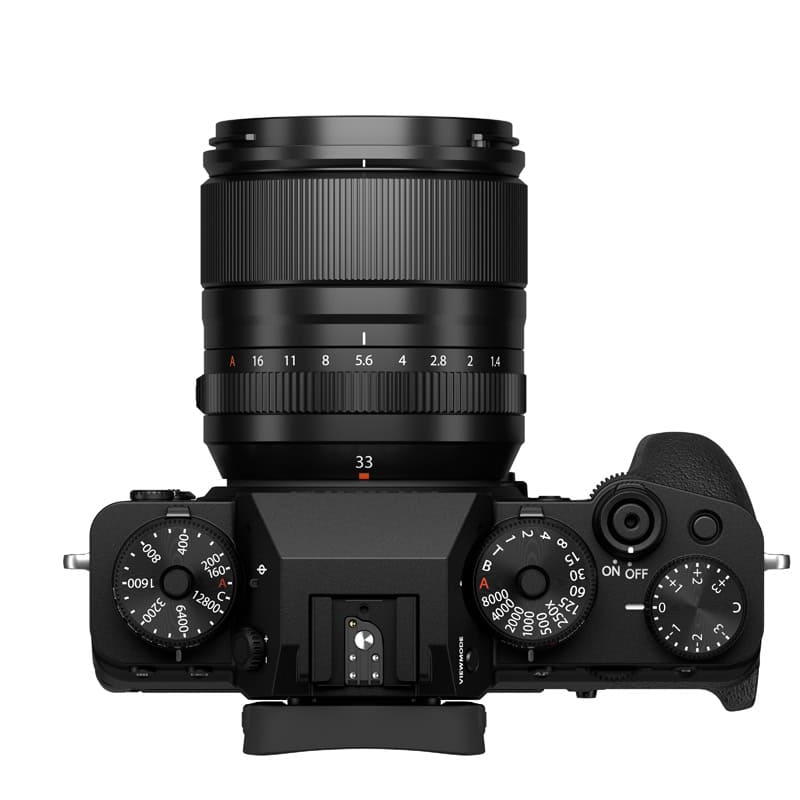 Fujinon XF33mm F1.4 R LM WR Objektiv auf einer Kamera montiert.