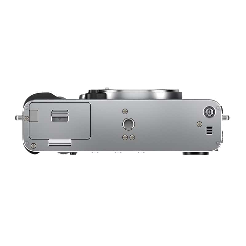 Untere Ansicht der Fujifilm X-E5 Kamera in Silber.