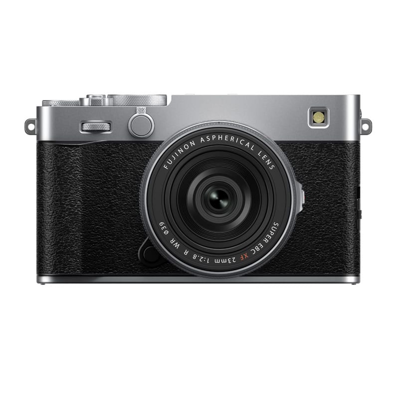 Fujifilm X-E5 Kamera in Silber mit XF23mm Objektiv, Nahaufnahme.