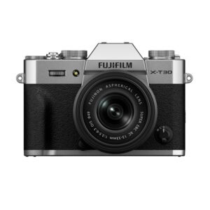 Fujifilm X-T30 III Digitalkamera mit 13-33mm Objektiv in Silber.