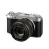 Fujifilm X-M5 Kamera mit XC 35mm F2 Objektiv in Silber.